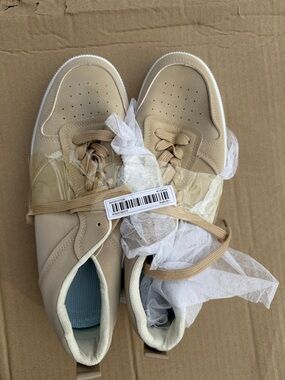 Neutral Beige Low-Top Sneakers - Classic Casual Style